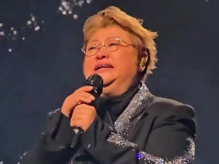 韩红西安演唱会感人一幕
韩红因哽咽落泪无法演唱
当年救下的养子厚厚突然登台接唱
歌声接续爱意流转 台下的粉丝都感动不已#风雪吹散往日承诺沧桑小杰 #韩红西安演唱会 #韩红