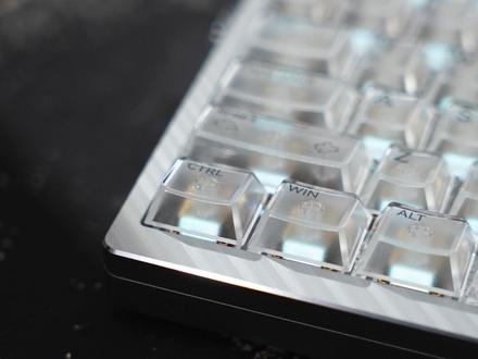 第一视角花一万多为对象定制ROG最强游戏键盘夜魔EX SE 搭配浪TOU2.0冰川白透键帽+BLACKeys黄金轴Ultra+钛合金镶钻个人专属定制字母+爱心个性键帽+闪钻白航插线! #浪哥第一视角组键盘 #bk黄金轴 #夜魔extreme改装 #钛合金键帽 #白透键帽