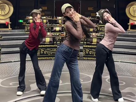 就这个卡点爽! #汽泡Dance #溪溪摇 #三人舞