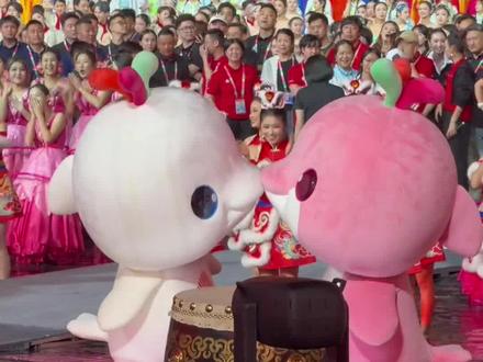 活力大湾鸡动作蕴含武术招式,摇头晃脑、活蹦乱跳萌翻全网,武术学员:会在人偶服里融入弹腿、旋风脚等武术动作,尝试用武术招式的力量撑起玩偶的大重量