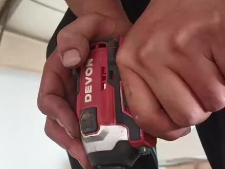 #大有工具 #起子机 都说油压香,五毫米厚钢板还得大扭矩起子机,5762用的时候嫌重,遇到重工况还得二百四十扭矩的起子机。