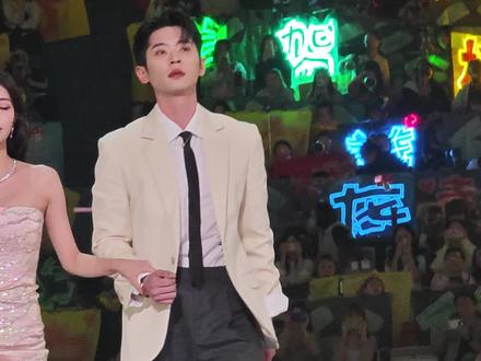 我们孟姐又摔跤了!期待《莫离》#白鹿 #丞磊 期待《尚公主》#孟子义 #李昀锐 明年见!#星光大赏