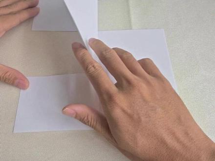 障眼法小游戏:“多”出来的A4纸 这是一张神奇的A4纸:把中间部分分别移向左右两侧,便会发现都无法嵌入,好像是凭空多出来了一块一样。
这其实是利用了错视和逻辑误导——纸并没有增多,而是多出的面积刚好与两边缺少的总面积相等。#亲子手工折纸 #神奇 #有趣