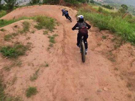 跟拍国内两位9岁年龄段天花板级别的小车手@BMX多多 @lee冠阳🚲 #第一视角 #山地车速降 #极限运动 #专业动作请勿模仿 #富龙山地车嘉年华