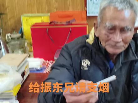 吴镇明董事长的发小,振东兄给了我一支烟。2月11日吴启雄董事长将如期举办(洋美潮汕非遗文化小年宴)宴,欢迎各位游客前来参加,品尝潮汕美食,非遗文化表演!#吴镇朋#振东兄#吴启雄#潮汕美食#民俗文化 关注这个看振东兄