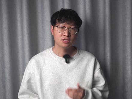 谁才是均衡旗舰?一加13、荣耀Magic7、iQOO13 一加13、iQOO13、荣耀magic7三台机详测结束,发现它们的差异和倾向还是很不同的,安卓机的选择还是很有门道的,各个配置其实都是刀法精准的体现。比如荣耀magic7,拥有流畅稳定的系统,续航很不错,但影像比较差,而且落后明显,同时马达拉胯。iQOO13的游戏不错,马达震感好很多,音频系统完备、音质好,领先另外两者,但是屏幕的低频调光不太行,并且影像系统明显降配,长焦只有2倍,前置镜头的素质堪忧;然后是一加13,影像上去了,屏幕更好了包括低亮度调光也更护眼了,马达也是安卓里最大的0916马达,但音频存在SRC问题,同时外观质感相比一加12有退步(虽然已经很不错了)。不过呢,综合来看,一加13还是三台机里更均衡的,在影像、外观、屏幕、马达等达到了一个均衡的水准,偏科少一些,更加推荐。#一加13 #iQOO13 #荣耀magic7 #安卓 #手机测评