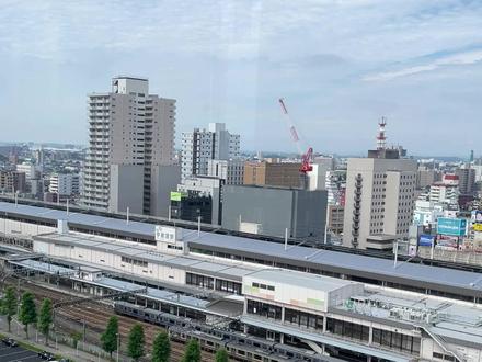 Solo trip|日本·东京 胶囊旅馆体验 1.浅草闪电商务胶囊旅馆 女生胶囊房 ≈178RMB/晚(含税)
携程预订
一楼大厅办理入住+行李寄存(晚上10点前免费寄存,超过10点要收费)
二楼公区,可以吃饭、办公,有自助贩卖机(楼下就有便利店,建议直接去便利店买,贩卖机要贵一点)
再楼上是住宿区,男女分开,电梯需刷卡
2.成田机场T2-9h太空舱 女生胶囊床位≈297RMB/晚(含税)
Agoda预订(现在携程也能订了)
只有一层,男女分区,储物更衣区/睡眠区/盥洗/卫生间/浴室 独立分区
在成田机场T2航站楼,安检外面,交通方便
#日本旅行 #胶囊旅馆 #成田机场 #一个人的旅行 #享受自由