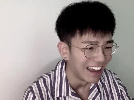 忘了带书 老师问我书在哪里 对呀 我书在哪 我当着全班泪崩了 全班惊讶的看着我 只有老师一把抱住我说 我懂