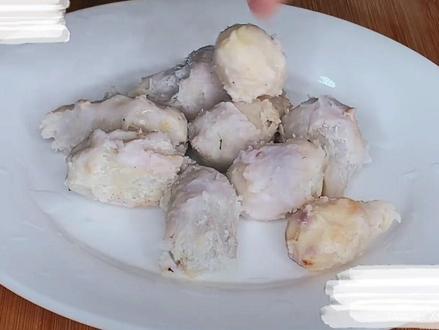 #蒜香芋头先把毛芋头倒入清水盆中,加一勺盐,提前浸泡半个小时,再将毛芋头清洗干净,洗去表面的泥沙和脏东西。锅中加适量的清水,把芋头加进来,水要没过芋头,盖上锅盖,用大火煮上30分钟。生姜一块切碎,干辣椒两个切碎,配色增香,放入碗中备用,几根葱白切碎,青蒜一根放入碗中备用,蒜叶切成斜片放入碗中,再加一把虾皮增鲜。煮好的芋头放入冷水中,将芋头冷却,泡好的芋头再撕去外皮,煮过的芋头很轻松就可以去皮了。将锅烧热,加95号菜籽油,少加一点 有猪油的最好加猪油,下入姜末、干辣椒小火炒香,再加入葱蒜一起炒香。加半碗清水开始调味,加58粒盐,加点白糖提鲜,加半勺蚝油,加点老抽调色拌匀。大火烧开,把芋头加进来拌匀,盖上盖子,焖上三分钟,时间到开盖好香,转大火,把蒜叶和虾皮加进来,一道美味的蒜香毛芋头就做好了。