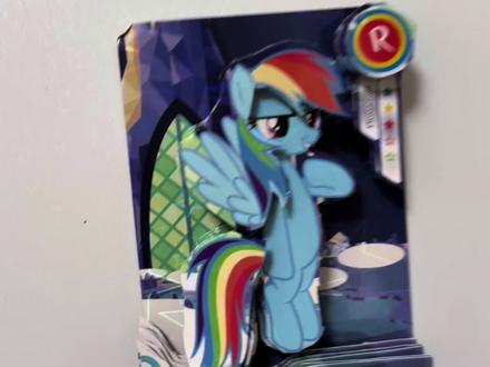 自制小马宝莉云宝立体卡雕冰箱贴
宠粉手工来了,应粉丝的要求,小宝放学回来就安排了云宝的立体卡雕,用了八张云宝的普卡做的,感觉越做越得心应手了,高级了很多,不知道大家喜不喜欢#小马宝莉卡片 #普卡改造 #变废为宝 #手工diy #卡雕