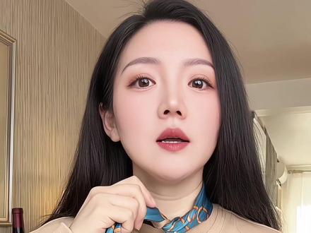 分享王子文同款麦穗结系法,姐妹们快快学起来,穿卫衣、毛衣时就可以这样系哦 #真实生活分享计划 #丝巾搭配 #丝巾系法 #王子文 #热门