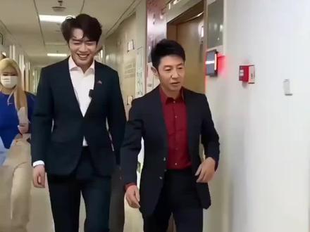 2026年春晚节目名单如下:
央视春晚
20:08 歌曲《春风十里》,表演者魏晨
20:15 小品《回家过年》,表演者沙溢、刘同、辛柏青、吴彼、蔡明、张呈
20:32 舞蹈《唐宫夜宴》,领舞唐诗逸
20:40 歌曲《灯火里的中国》,表演者秦海威、白鹿
20:55 小品《相亲记》,表演者马丽、周可人
21:12 歌曲《如愿》,表演者刘宇宁、沙溢、阿如那
创意表演《未来已来》,表演者田曦薇、李飞、王玉雯、杨雨光、闫佩伦、雷然、胡博、艾伦
网传整合版节目单(最终以除夕当晚直播为准):
第一篇章《压岁钱》,有凤凰传奇、张杰、毛不易、白鹿、沙溢等;第二篇章《贺花神》,有凡舒、龙洋、任鲁豫;第三篇章《AI合伙》,有沈腾、马丽、艾伦;第四篇章《小家年》,有言承旭、胡德夫等;第五篇章《传雄》,有侯佩岑等;第六篇章《马到成》,由赵文卓领衔;第七篇章《武术》;第八篇章《文脉续章·国风雅韵》,有刘涛等(AI生成影像 + 实景舞台);第九篇章《丝路欢歌》,有唐诗逸、靳丛蓉等;第十篇章《九州戏》,有张幼麟、周恩旭等戏曲联唱;第十一篇章《百家姓歌曲》,有李沁、王安宇、张杰、孔东东;第十二篇章《指鹿为马》,哈尔滨有王赫野、宋;第十三篇章《冰雪暖世界》,义乌有伊一、张雪迎;第十四篇章《丝路欢歌》,合肥有韩再芬、许嵩、陈晓《量子飞跃》,宜宾有谭松韵、罗云熙《一江清水》;第十五篇章《见证"骐骥"》,有邓男子、柳岩;第十六篇章《和美乡村》,有雷军、许知远、张一;第十七篇章《2026》,有余承东等;第十八篇章《村writer》,有秦海璐、辛柏青、田曦薇;第十九篇章《团圆饭》,有苏有朋、温岚等内地与港澳台歌手;第二十篇章《写给故乡》,有胡歌、赵丽颖及援疆干部代表;第二十一篇章《龙腾四海》,有焰火联动;第二十二篇章《新的春天》,是压轴歌舞;尾声第二十三篇章《难忘今宵》,全体演员合唱 + 手语伴舞。
百花迎春——中国文学艺术界2026春节大联欢
主持人:任鲁豫、蓝羽、张韬、于适、张舒越
开场秀《百花回家》,作曲天一、许多,舞蹈哈斯敖登、李美静等,演唱孟广禄、沈铁梅等,老中青文艺工作者代表有张勇手(92岁)、牛犇(91岁)等。
节目二百花组曲:歌曲《春暖花开》,作词梁芒、作曲洪兵,演唱李丹阳、吕薇、王丽达;情景歌舞《回春天》,作词唐恬、作曲彭飞,演唱李宇春