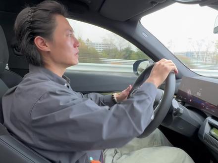 4000 公里用车报告,关于这辆车你想知道的都在这了 #宝马 #宝马i5m60 #BMW
第一条长评测视频,是记录下来还是有点费劲,不过完成大于完美🫣
关于这辆车做了整理,可以在评论区一起讨论下
关于外观:
1️⃣ 与新M5很像:在绿牌及外观方面有相似之处,M5
也是基于标轴5系做了宽体化处理。
2️⃣ Mperformance 独特设计:扰流板,有M红色刹车卡
钳和M中网,比国产长轴距15 漂亮。
车内情況:
1️⃣ 后排空间:后排舒适性不如国产长轴距i5,豪华感也没法比,但体感舒适,中间可坐人,但坐姿体验一般。
2️⃣ 前排配置:方向盘为 m performer 的方向盘,无
M1M2按键,Boost 拨片与长轴距版本一样,按下可提供
额外动力。
3️⃣ 模式与细节:模式(mode)与长轴距 i5 基本相同,有两个可放手机的面板,碳纤维设计倾向驾驶者。
性能表现:
1️⃣ 提速、刹车、转弯的调教出色,高速行驶表现好。
2️⃣ 从上海到南京全程开空调未充电,剩余电量20%,
得益于优秀的电机做工。
今车机与缺点:
1️⃣ 车机不如国产新能源车机系统好,但能满足基础需
求,比奔驰好。
2️⃣ 存在异响,主要在空调处。
3️⃣ 车机唤醒困难。
大购买建议:
经常跑高速、高架,BMWi5 是好选择,i5M60与M5 整备质量差不多,性价比更高。
#用车感受 #汽车评测