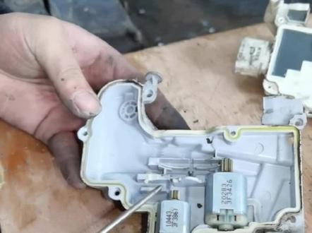 老奥迪A6L门锁块电机更换教程,能修尽量不换#维修