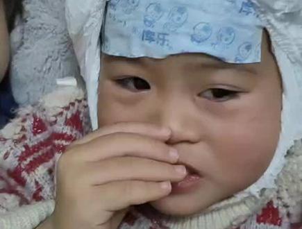 纸尿裤退烧果然有用,我家宝宝从39.5度,半小时直接降到37度,家里有小宝宝的可以试试,亲测有效!用45度温水倒进纸尿裤,然后把纸尿裤反过来戴宝宝头上,大人也一样有效,#愿每一个孩子都被好好保护