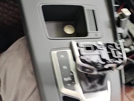 20款奥迪A4扶手箱拆装