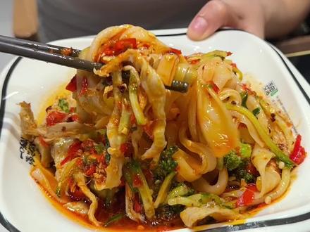 💰15一个超拉丝的牛肉芝士堡,再来上一口酸辣开胃的秘制凉皮,一秒穿越到西安(西安可不用排队呢)#抖音美食推荐官#杭州美食 #汉堡 #魏家凉皮 #西安美食