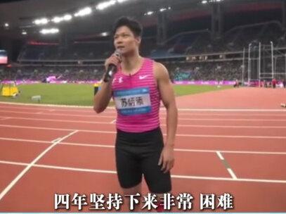 11月20日晚,男子4×100米接力决赛鸣枪起跑。广东队拿下第四名,全场却掌声雷动,只因这是苏炳添职业生涯的最后一战。36岁的他,不再冲刺个人百米赛道,而是作为广东队的第一棒,肩负起“定海神针”的角色。从9秒83的亚洲纪录,到“跑不动了”的无奈,苏炳添用四年时间,完成了一次从巅峰到告别的过渡。他坚持至今,只为在家门口的全运会,为广东队再拼一次。这不是一场普通的比赛,而是一位传奇运动员的谢幕演出。这不仅是一场体育竞技,更是一场关于坚持、热爱与告别的仪式。他不再追求个人荣耀,而是把最后一丝力量,献给团队、献给跑道、献给所有曾为他呐喊过的观众。#第十五届全运会 #苏炳添 #苏炳添退役
