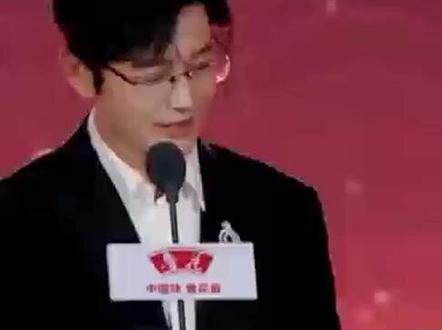 2025#中国电影导演之夜 《好东西》中饰演王铁梅的宋佳获2024年度女演员,黄晓明为宋佳颁奖。宋佳:导演对演员的鼓励、肯定和信任,就是我最要珍惜的“好东西”。(央视频号:中国电影导演之夜)