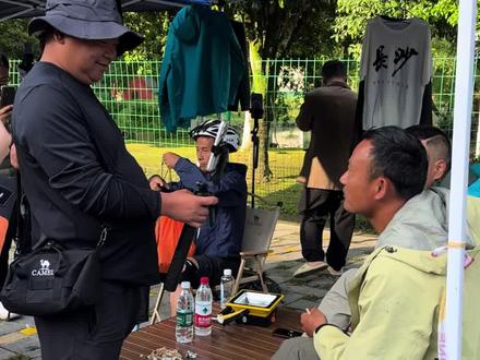 乐哥退赛了,员外舍不得乐哥,都是昔日好兄弟,比赛就战场可惜,惋惜,也很无奈,只能自己当时送别##张家界七星山#乡乡嘴虎皮豆干#张家界七星山骆驼杯户外挑战赛#CAMEL骆驼#老六团队日常