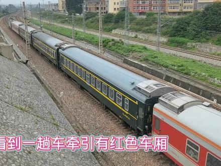 河南南阳,南阳站看一趟不停站列车经过时速度,还牵引有红色车厢