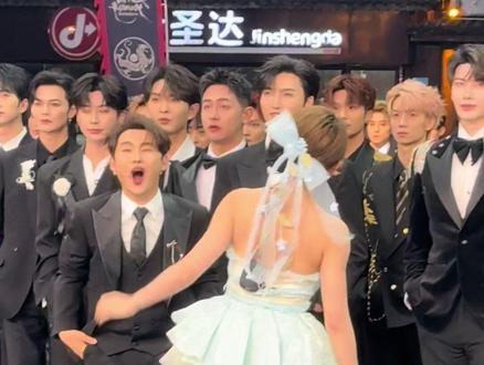 一个开场舞直接上35万人#龙浩天