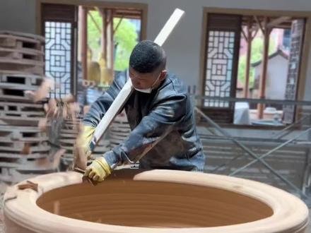 景德镇陶瓷大缸利坯 来看景德镇罗汉缸制作。
口沿圆顺、缸肚饱满敦厚,造型沉稳如罗汉,故称罗汉缸。
做缸重中之重就是利坯,也就是手工修坯。
#景德镇非遗 #罗汉缸 #陶艺利坯 #手工陶艺 #景德镇手艺人