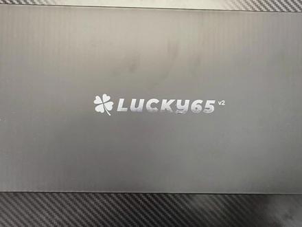 维咖lucky65 v2拆解安装教程加键盘工坊声音包效果展示。顶配8件套
井上poron全套
夹心棉:日本井上poron le20 厚度3.5
轴座棉:日本井上poron le20 厚度1.5
轴下垫:8倍发泡ixpe 厚度0.5(精密开孔)
声优垫:pet材质不开灯孔
封包膜:轴座背膜双面带胶(用于固定轴座棉)+封包背膜(封闭)
底壳棉:日本井上poron le20 厚度1mm
轴上垫:整张0.5mm厚度
安装方法及顺序:
1用螺丝刀拆解外壳取下原装填充
2从上到下的顺序为:轴上垫(这个用轴体压住)-定位板-夹心棉-轴下垫-声优垫-电路板-轴座背膜(双面带胶先贴在电路板上)-轴座棉-整张背膜(完成封包)-底壳棉-底壳
注意事项
1轴下垫和声优垫无胶用轴体压住就行,可以装好轴体反过来装
2轴座背膜是双面带胶用于固定轴座棉,别贴反了哦
3封包背膜贴在轴座棉后面用于封包
4轴上垫放在定位板上面也是用轴体压住
5顶配8件套主要优化了材质和孔位,虽然8样但是都能装进去
#游戏外设 #客制化键盘 #键盘 #机械键盘 #维咖