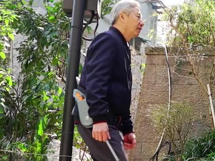 老旧小区老人上下楼梯难?#杭州余杭企业研发外骨骼助行器 ,帮助老人轻松上楼梯,“爬7楼可能才会累!”(记者:龚雪)#创新浙江 #创新路2025号