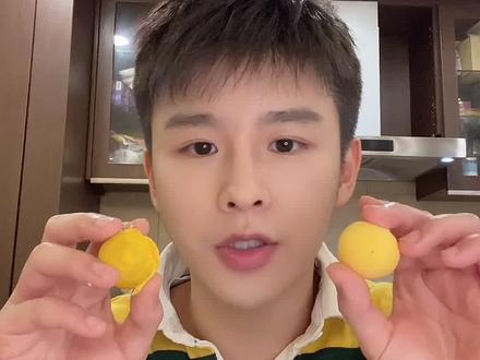 白水煮鸡蛋,说简单也不简单,和大家分享几个水煮蛋小技巧。#夏天战役打响了