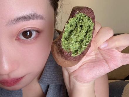 又来吃迪拜软曲奇了 久违了 我的老朋友 开心果 !!!#一口咬下去满足感 #一口一个太好吃了 #轻膳语 #迪拜软曲奇 #治愈性进食