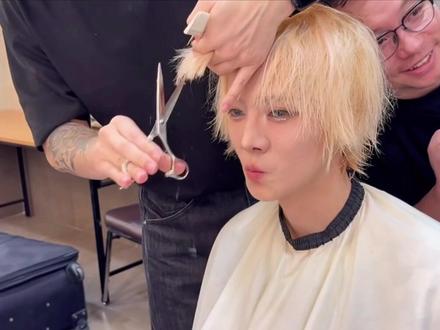 从头开始—从头再来 任何发型都能轻松驾驭的鹿晗 收官之后的娃娃头真的比洋娃娃还精致 #鹿晗Season4亚洲巡演全记录
#鹿晗四巡 #鹿晗发型 #鹿晗 #鹿晗演唱会