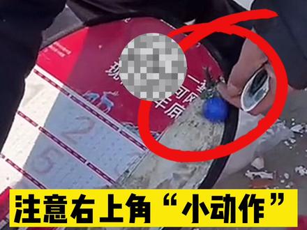 慢镜头揭秘街头弹球骗术!为啥顾客怎么都弹不进,老板却一弹就中!#江湖骗子 #骗术 #揭秘