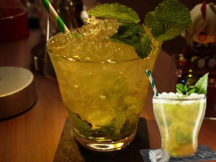 三角洲特调野玫瑰78%还原度!三角洲行动特调 原型是薄荷朱莉普,其实感觉和莫吉托差不多,也还行,好喝#三角洲行动 #三角洲 #调酒师 #鸡尾酒 #抖音热点记忆2025