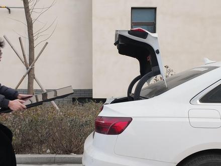 二表哥不要的老电视被我改造成了这样 现在他想要回去了怎么办,本来都准备卖废品了,现在绿巨能投屏魔盒往上一插,直接焕发了第二春,谁能想到这是个不能投屏的老电视,搭配我给它做的这个架子,好看又实用,还有点包豪斯的感觉。#绿巨能投屏魔盒 #绿巨能投屏器 #自制闺蜜机 #闺蜜机 #移动电视