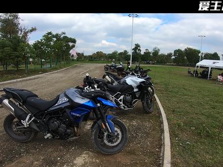 凯旋Tiger 850试驾体验,好爽的小场地