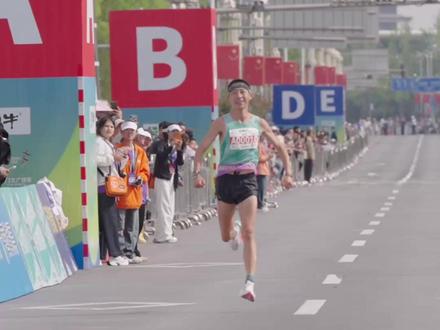 #2026银川马拉松 房博以2小时23分02秒的成绩斩获男子亚军!前半程房博强势领先,赛程后半段被王乐实现反超。视频来源:#拜克传媒 关注我们,持续更新 #银川 #马拉松 #跑步