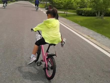 如何选儿童自行车🚲尺寸?
1、中班,大班 16寸
2、小学一、二年级20寸
3、三年级以上24寸、26寸
#骑行 #运动 #原创