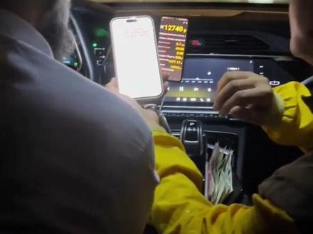 俄罗斯,一位中国博主深夜打车时遭遇的一幕:原本仅约10公里的路程,计价器最终显示金额竟高达12740卢布(约合人民币1100元)。博主当场质疑,正常打车价格仅需约400卢布(约合人民币35元),这一万多卢布的费用离谱得令人咋舌。就算翻遍全身也凑不齐这笔钱,博主只能无奈地和司机讨价还价,窘迫之下,还求助朋友换钱、甚至报警的念头都反复闪过。。。#俄罗斯#新闻#天津金轮