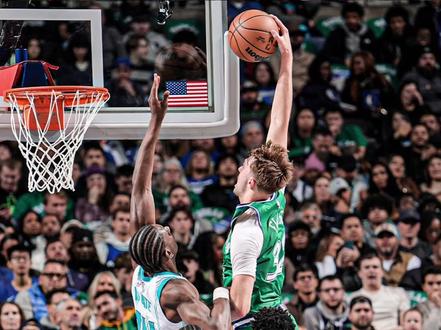 独行侠在主场以121-123惜败黄蜂。 弗拉格49分10板3助、克尼佩尔34分4板3助、米勒23分6板2助、鲍尔22分3板9助#NBA #弗拉格