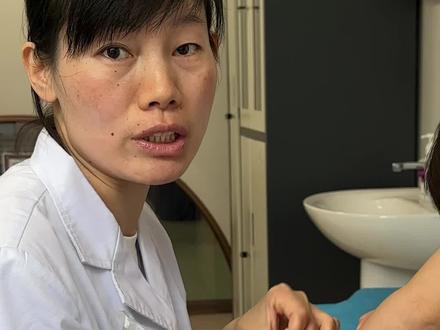 5月26日(发布)河南郑州,小孩子夜里睡不安稳经常哭闹,中医推荐家长一看就会的小儿推拿手法,“先揉一揉再轻轻掐一掐”#河南dou知道