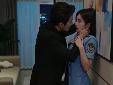 #AI暗调霸总壁咚 #随变ai随便玩 #随变app 这墙有点扛不住了,再这么壁咚下去,怕是要申请工伤理赔了。他眼神杀我,我心跳报警,这剧情比我的工资还刺激。别问我在哪,问就是正在被AI生成的霸总按在墙上读剧本……