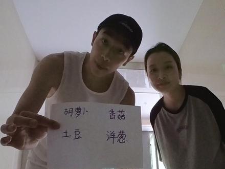 记录两岁多宝宝第一次独立出门买菜!其实我俩偷偷在后面紧跟着~
