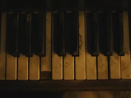 cardigan 今天要分享的歌曲是Taylor Swift的《cardigan》,这首歌是她的第八张录音室专辑《Folklore》的主打单曲,于2020年7月24日由Republic Records发行。这首歌由Taylor Swift和Aaron Dessner共同创作,Dessner基于他的一段名为“Maple”的乐器演奏创作了这首歌。两人在收到这段乐器演奏后仅用五小时就完成了歌曲的创作,展现了他们之间的默契与创作才华。
音乐上,《cardigan》是一首充满怀旧情绪的民谣、软摇滚和独立摇滚歌曲,以简约的钢琴和轻拍的鼓点为基础,营造出一种忧郁的气氛。这首歌以E♭大调创作,节奏适中,Swift的声音范围在这首歌中展现了从E♭3到A♭4的跨度。歌词中展现了一种自信,但也带有一丝苦涩的情感。Swift向粉丝们解释说,《cardigan》是关于“一段失去的恋情以及为何年轻的爱情常常在我们的记忆中被永久地定格”。
《cardigan》不仅仅是关于失去,它是Taylor在《Folklore》专辑中所讲述的“青春爱情三角恋”故事中的一部分,从角色Betty的角度出发,讲述了她与James的分离和对关系的持久乐观。这首歌与专辑中的其他两首歌曲《august》和《betty》一同,描绘了同一段爱情三角关系中的三个不同视角,展现了复杂的情感和故事线。
Taylor Swift用《cardigan》带给我们的不仅是对青春爱情的回忆,还有那份即使经历了时间的洗礼,依旧能唤起人们内心深处情感的力量。这首歌的成功不仅体现在它悠扬的旋律和深刻的歌词,还在于它如何触及听众的心弦,让人们回忆起自己的第一次爱情和失恋的痛苦。它的商业表现也证明了这一点,不仅在Spotify上创下了2020年任何歌曲最大开盘日的流媒体播放记录,还在美国Billboard Hot 100榜单上首次亮相便登顶,成为Swift第六首登顶该榜单的单曲。
《cardigan》的成功在于它将Taylor Swift的词曲创作才能与Aaron Dessner的制作才华完美结合,创造出一首既有深度又广受欢迎的歌曲。无论是对于Swift的粉丝,还是更广泛的音乐爱好者来说,《cardigan》都是一首值得一听再听的佳作。#泰勒斯威夫特 #霉霉 #音乐分享