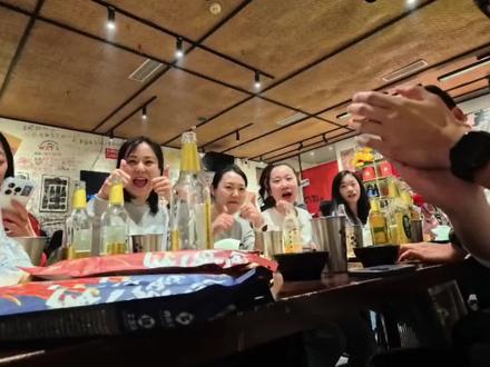 刚学会魔方就给哥哥姐姐表演,大家都好有耐心看她完成复原#萌娃 #萌娃搞笑日常 #夜市里的烟火气 #抖音十亿流量扶持 #抖音创作者激励计划