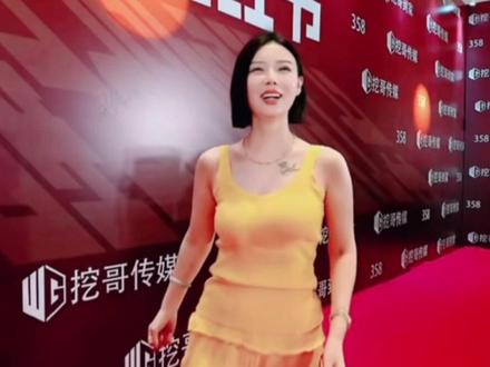 刘娇娇走红毯@临沂挖哥-358 #刘娇娇 #挖哥的时代