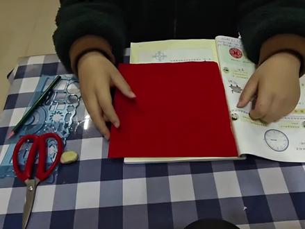 #剪纸小人 #三年级数学下册第一单元剪纸小人 这个头对头手拉手的剪纸小人你们都会了吗,我们不仅要会,还要拍成视频。