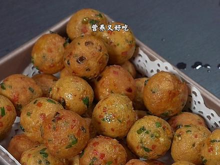 往豆腐里打入两个鸡蛋,出锅就是你们从没见过的豆腐新吃法,外酥里嫩,非常好吃#炸豆腐丸子 #家常菜 #美食教程