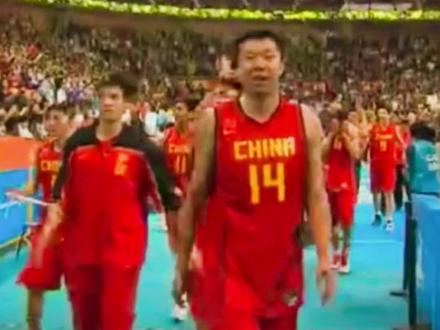 2010年亚运会#中国男篮 夺冠,所有队员都把金牌挂在#王治郅 的脖子上,这一刻真的为之动容!#dou来cba