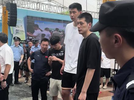 徐杰真的是最萌身高徐昕太高了吧#广东东莞大益队 #广东宏远男篮 #徐杰 #任骏飞 #徐昕